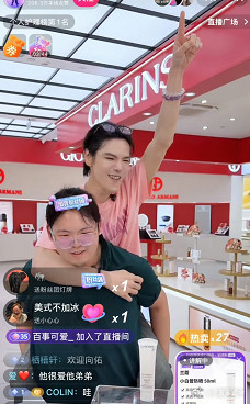 向佐向佑大家有没有发现不管是向太还是向华强亦或者是向佐，他们毫无顾忌的聊向佑