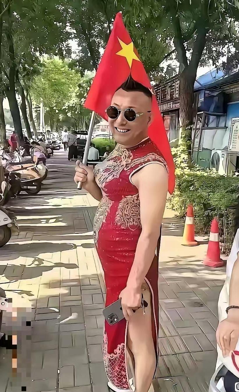 辣眼睛！高考考场外，考生爸爸们穿旗袍“争奇斗艳”！一年一度高考拉开了帷幕！