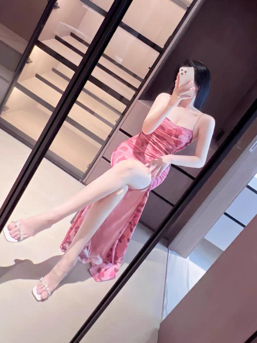 开叉吊带玫瑰弹力连衣裙！彰显女人味曲线显身材！