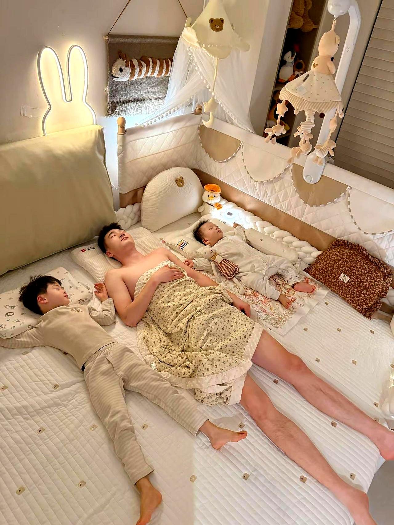 没想到一脚闯进了男生宿舍，变成了二胎家庭的临时睡场。弟弟一出生，1.8米的床立