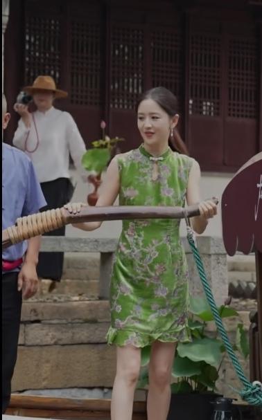 佟丽娅穿着绿色的旗袍划船，这画面仿佛把我们带到那个烟雨蒙蒙美如画的江南小镇。