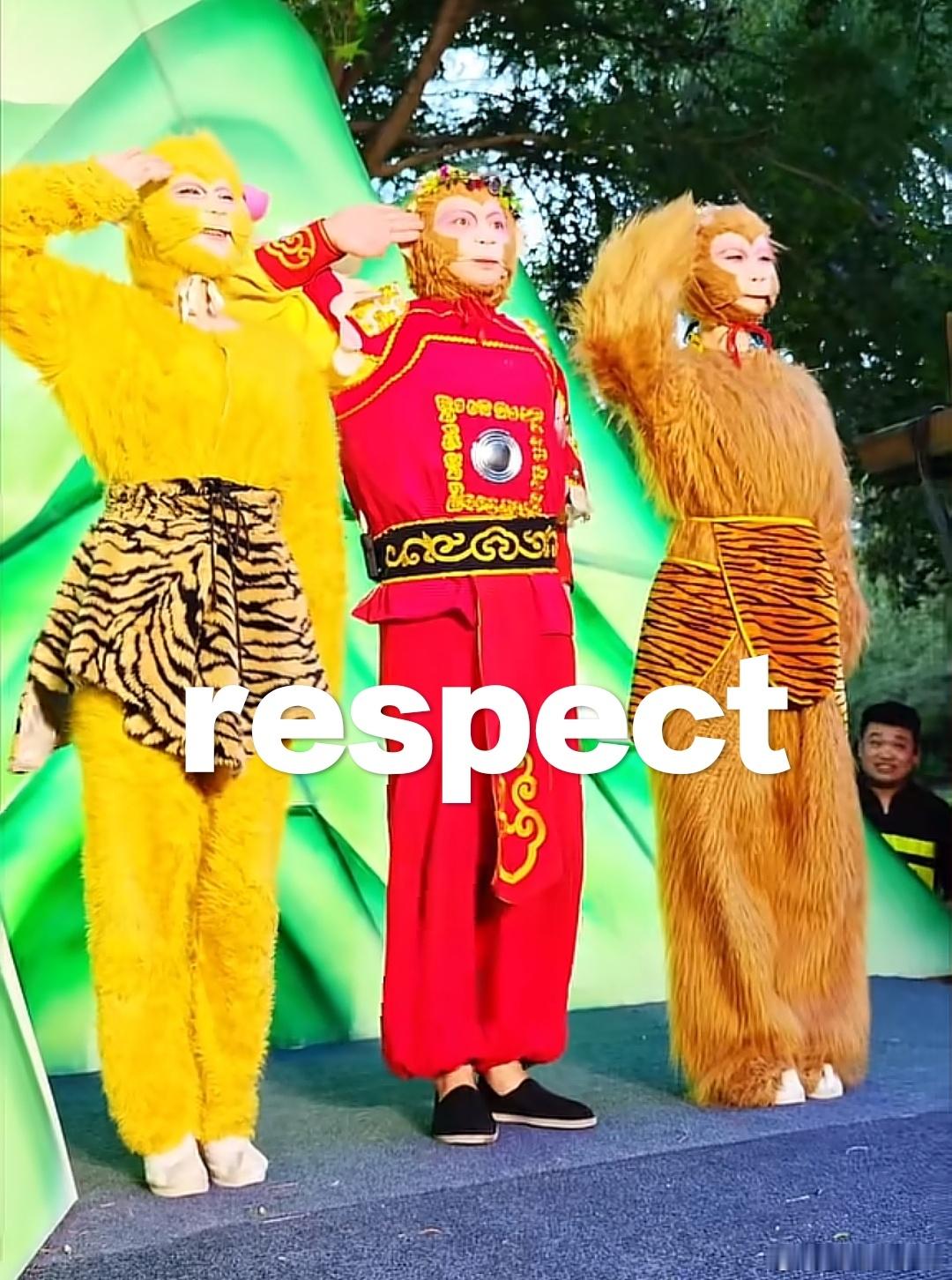 今年冲锋衣这么火么？大街上都是，还都是同一颜色款式。​​​