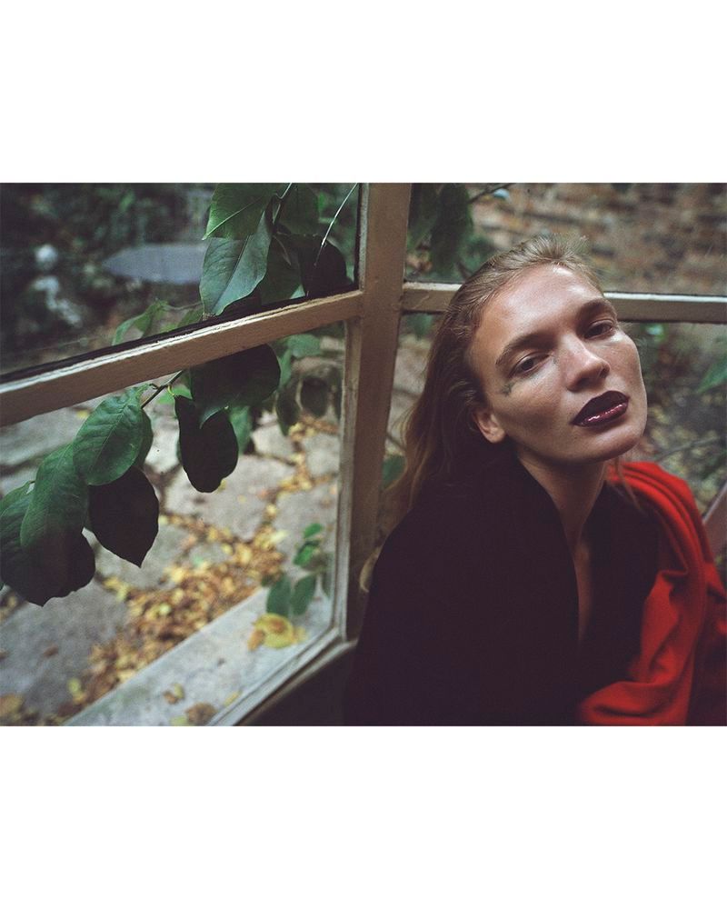 模特CaitlinSoetendal身着MiuMiu时装登上《DRepub