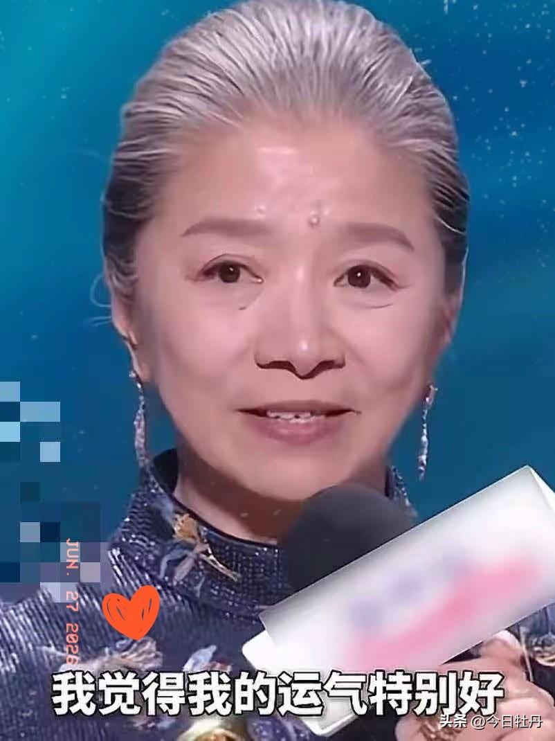 有没有发现，迟蓬有点不对劲，别人获奖都是喜极而泣，可她倒好，获奖后没有激动落