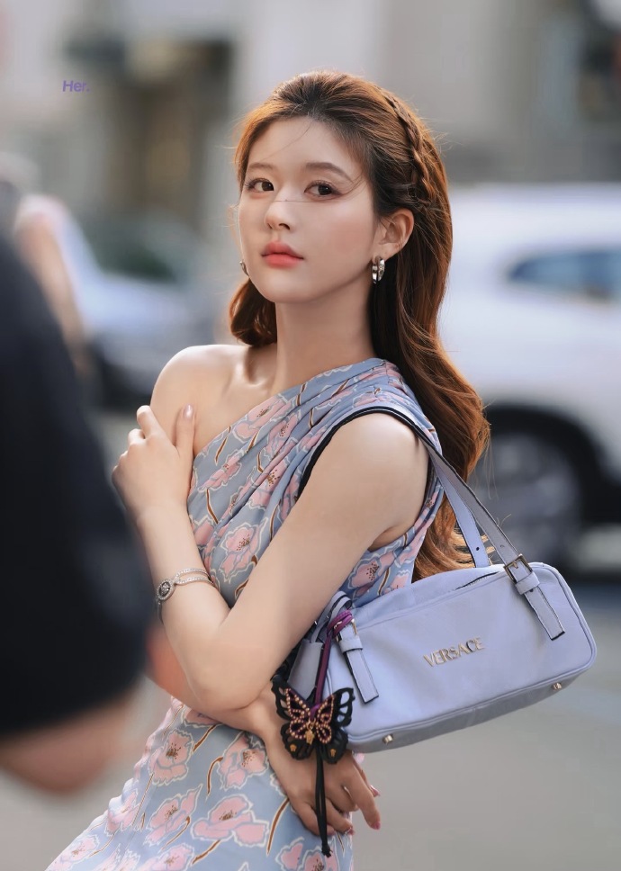 露思这组图我居然第一次刷到，这个妆发好漂亮啊，完全女神降临