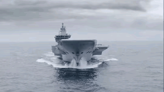 谁都不服，就服印度，印度的磕头航母来了，还是印度首艘国产航母，可以看这个视频画面