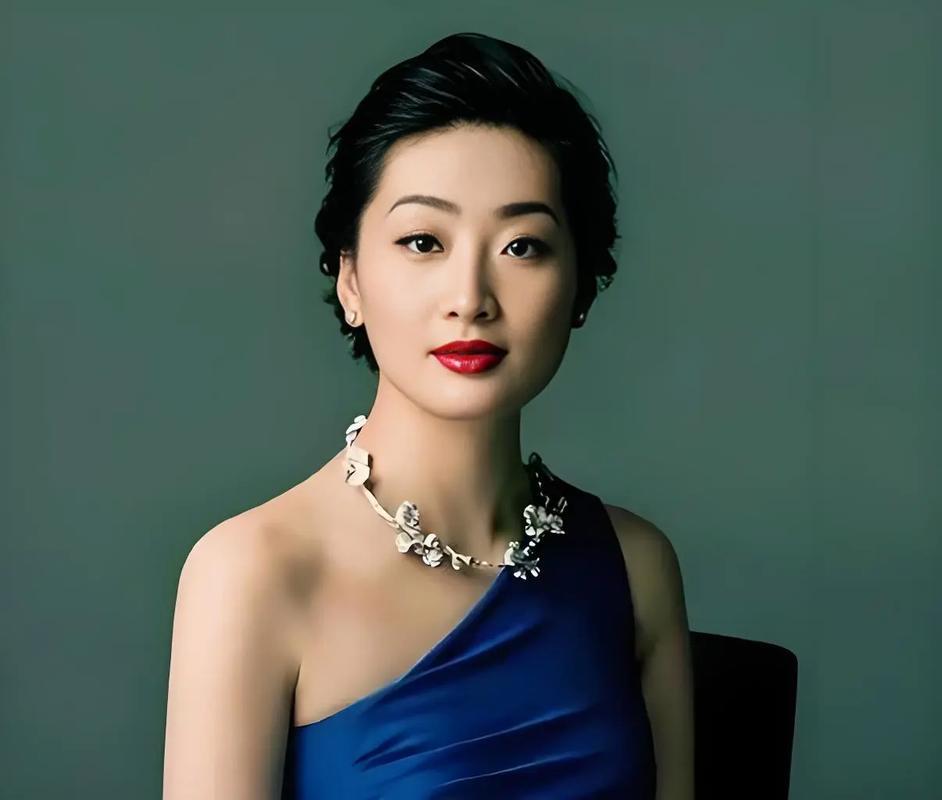 宗馥莉终究没撬动父亲生前摆好的棋局。21亿美元，折合人民币超过140亿，被锁在香