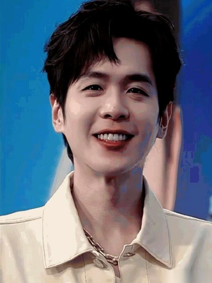 一个大雨倾盆的夜里，奶奶带着一帮亲戚，冲进一家酒店。硬生生从一个年轻妈妈的怀里