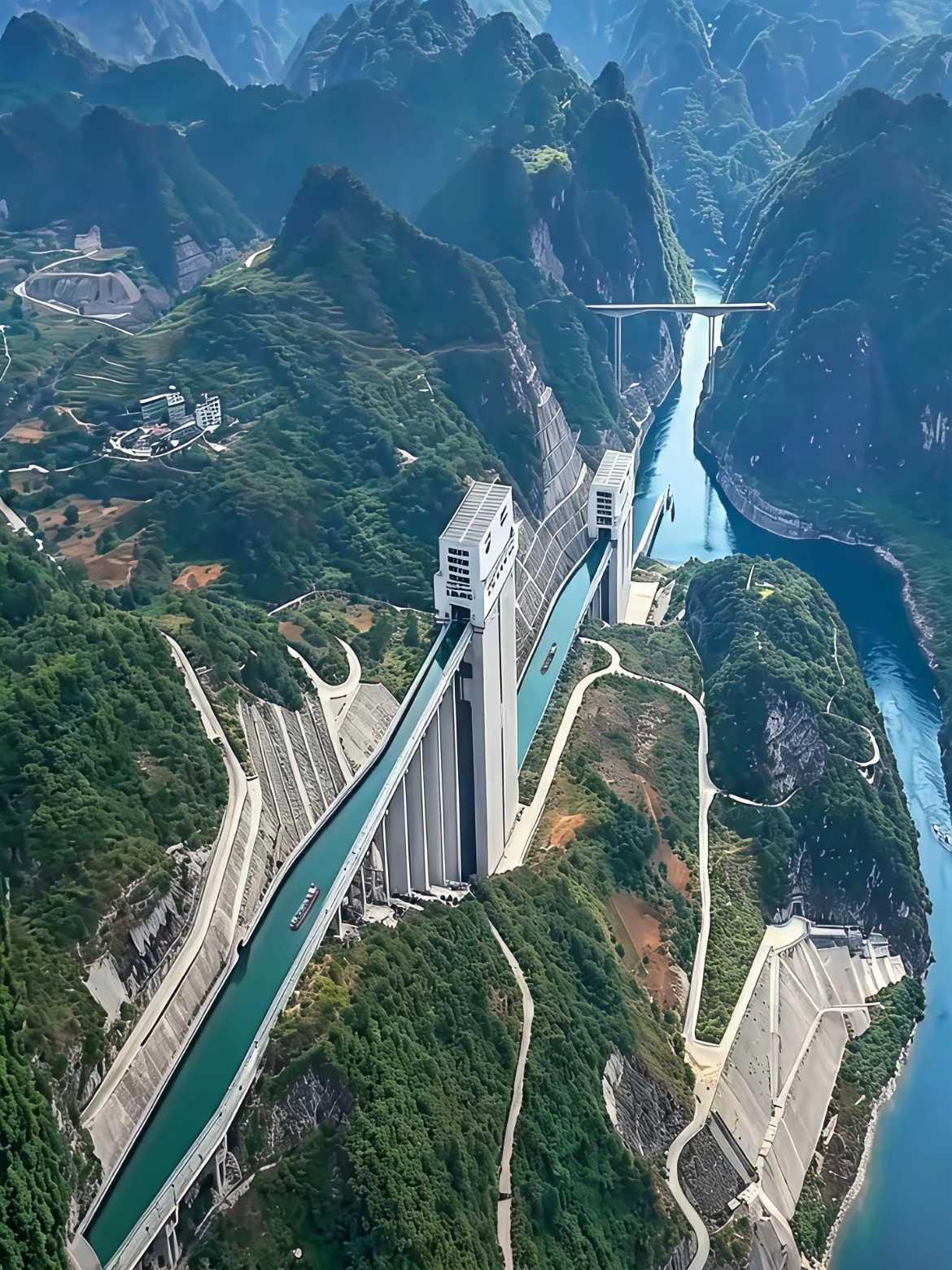 这是一座宏伟的大坝，风景太美了！
