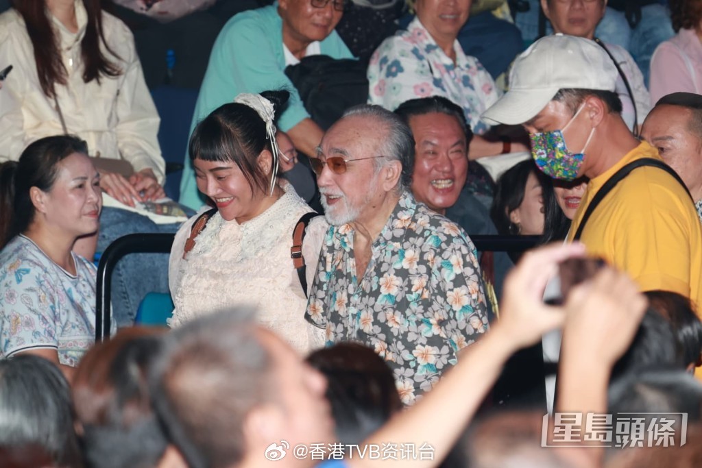 星岛：70岁米雪大胆挑战渔网造型劲歌热舞演绎《APT》惊艳全场昔日佳视同僚重