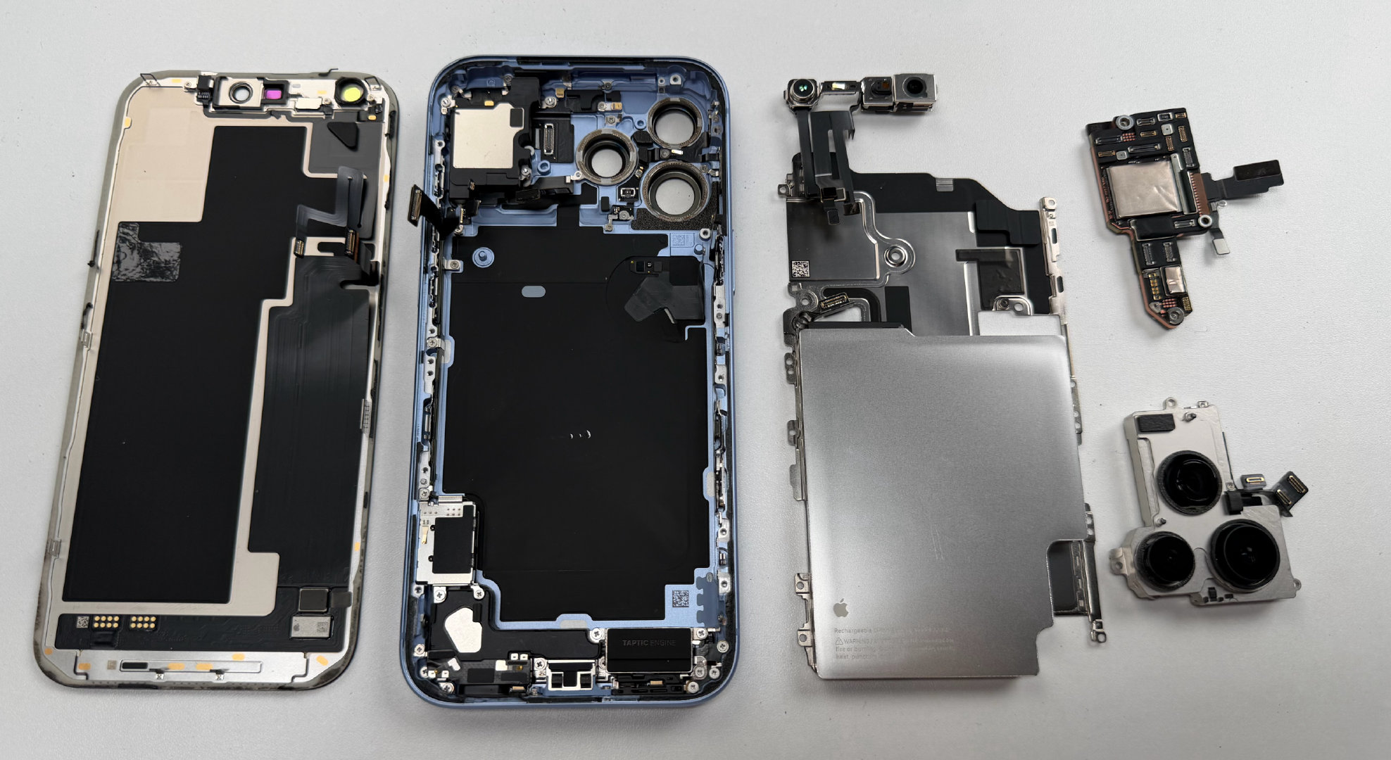 iPhone18ProMax的内部拆机图没想到上扬声器又进一步的加大了，处处都是为了散热的优化。​