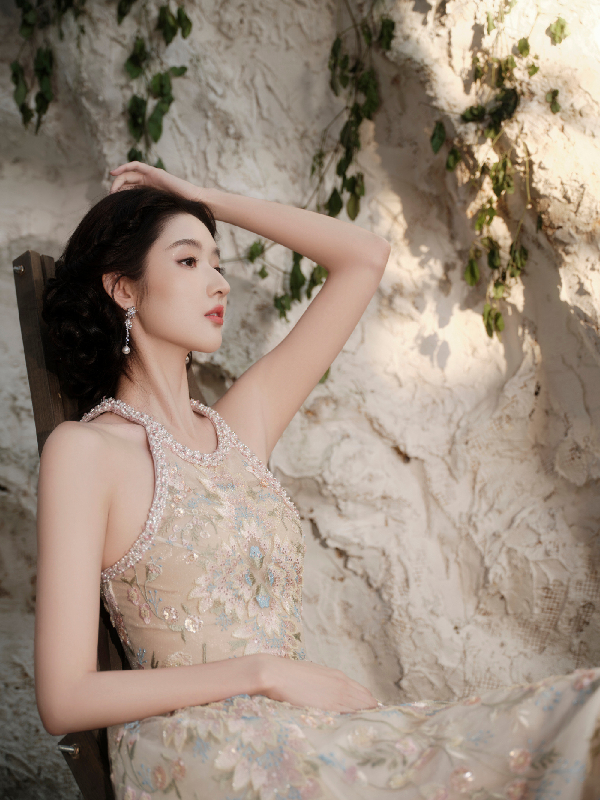 王玉雯女神扑面而来的仙气王玉雯全新穿搭上线，轻盈纱裙，馥郁绽放的少女气息。王玉