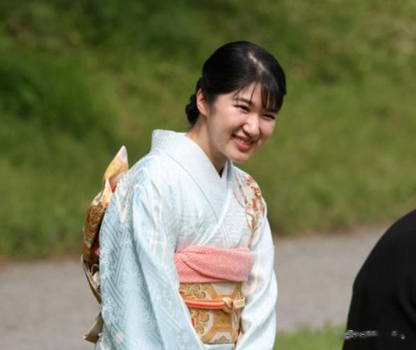 日本皇室春季游园会,爱子公主水蓝和服惊艳,始终屈居纪子妃身后