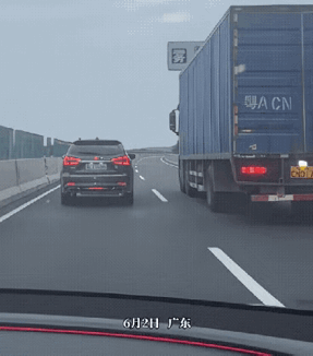6月2日，广州广园快速路中段，视频车，即后车，用大灯猛闪催前车，你们认为他做得对