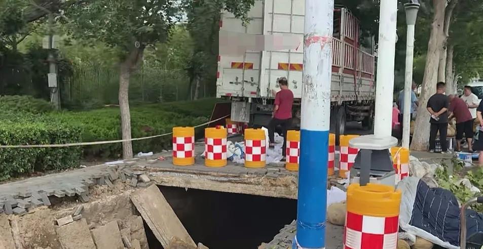 水寨市场货车翘头事件有后续了，附近市民爆料，原本以为是新疆人不小心才让货车陷坑翘