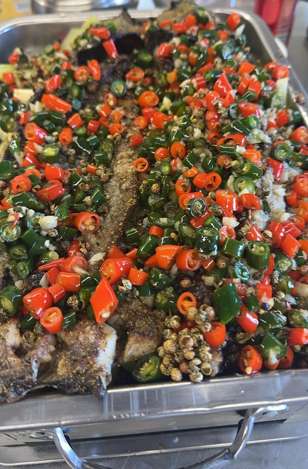 我问老板鱼呢，他说在下面呢，翻了翻，果然有鱼