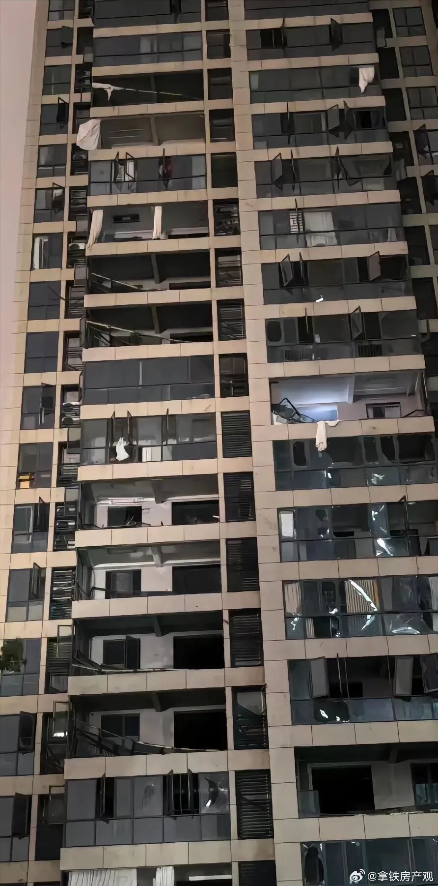 被龙卷风掠过的这栋楼，阳台上的窗户玻璃都被撩走了，张先生也从12楼被卷出去了，如