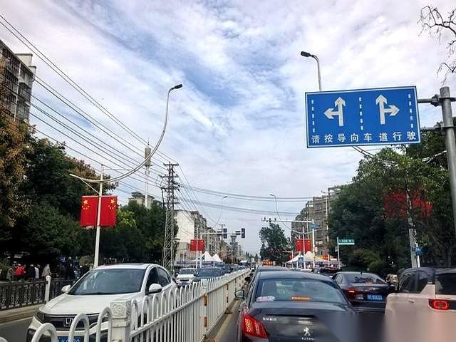 在襄阳小北门城墙下的马路上，平时一脚油门七八分钟溜达完的道，今天走走停停，硬生生