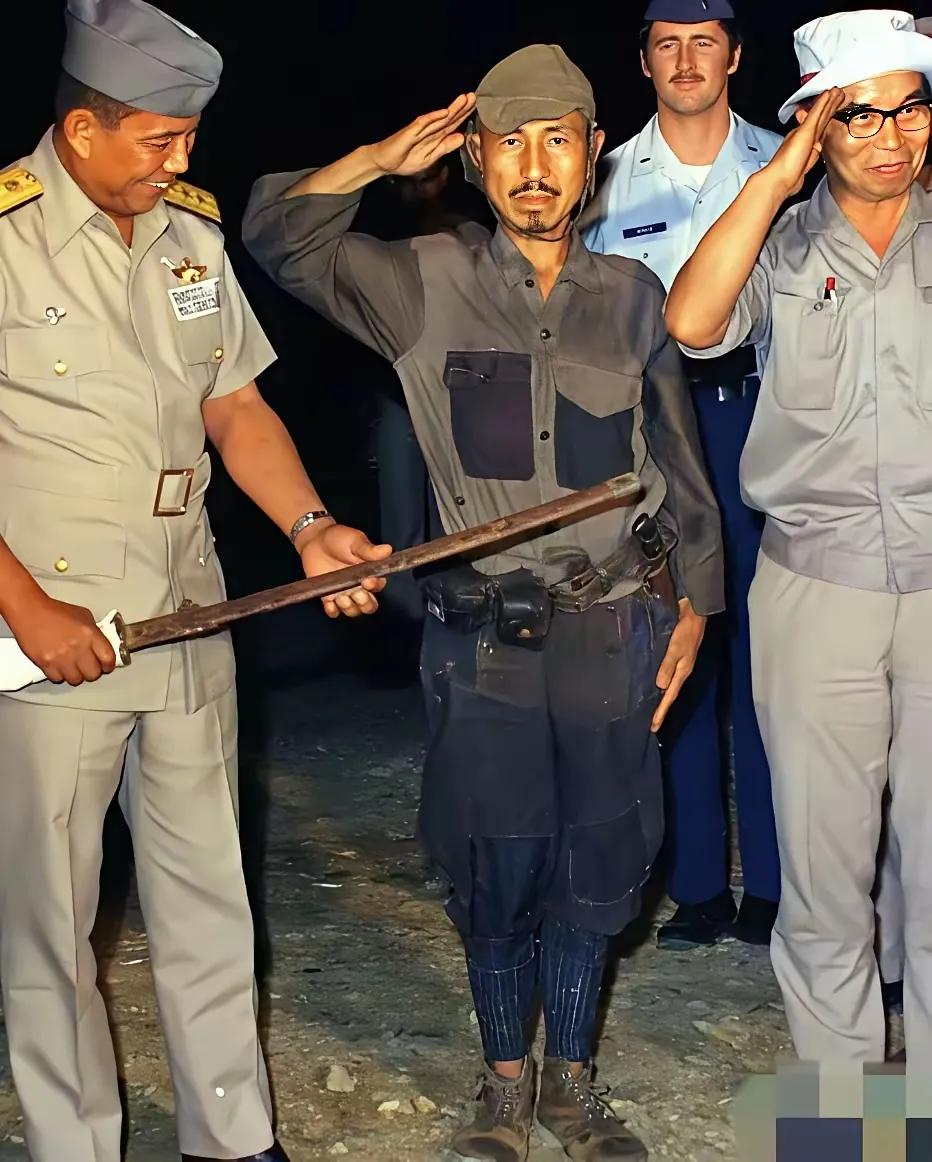 图中这名衣着褴褛的日本士兵叫小野田，在菲律宾卢邦岛接受驻守命令，日本宣布投降后他