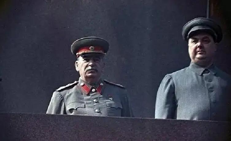 传说斯大林去世不久，赫鲁晓夫在苏共大会上做长篇报告，公开批评斯大林。有人从下面递上来纸条。赫鲁晓夫打