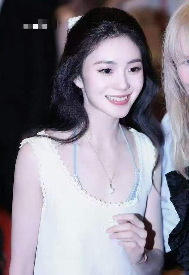 刘浩存好像开了净化一样终于等到存子自拍营业！无厚重滤镜也美得干净清爽，眼眸澄澈