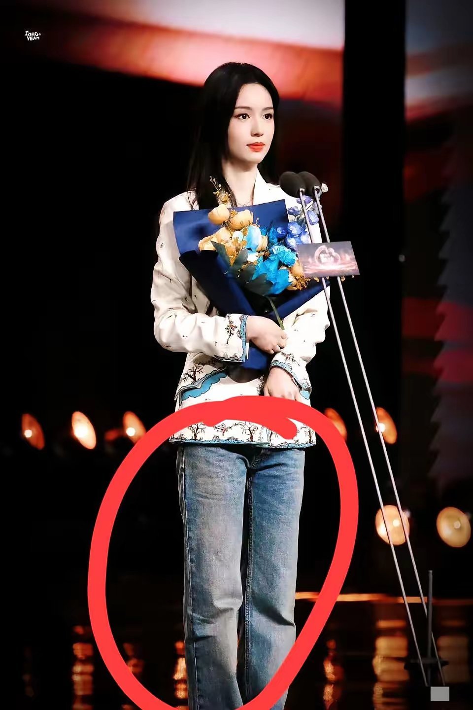 内娱终于出了个猛人，撕掉高定穿牛仔裤领奖。满场都是高开叉、大露背，女明星们冻得嘴