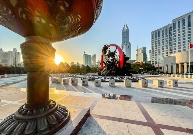 德国一个军事专家，说了句大实话，把天给聊透了。他说，美国为什么不跟我们打？不是打