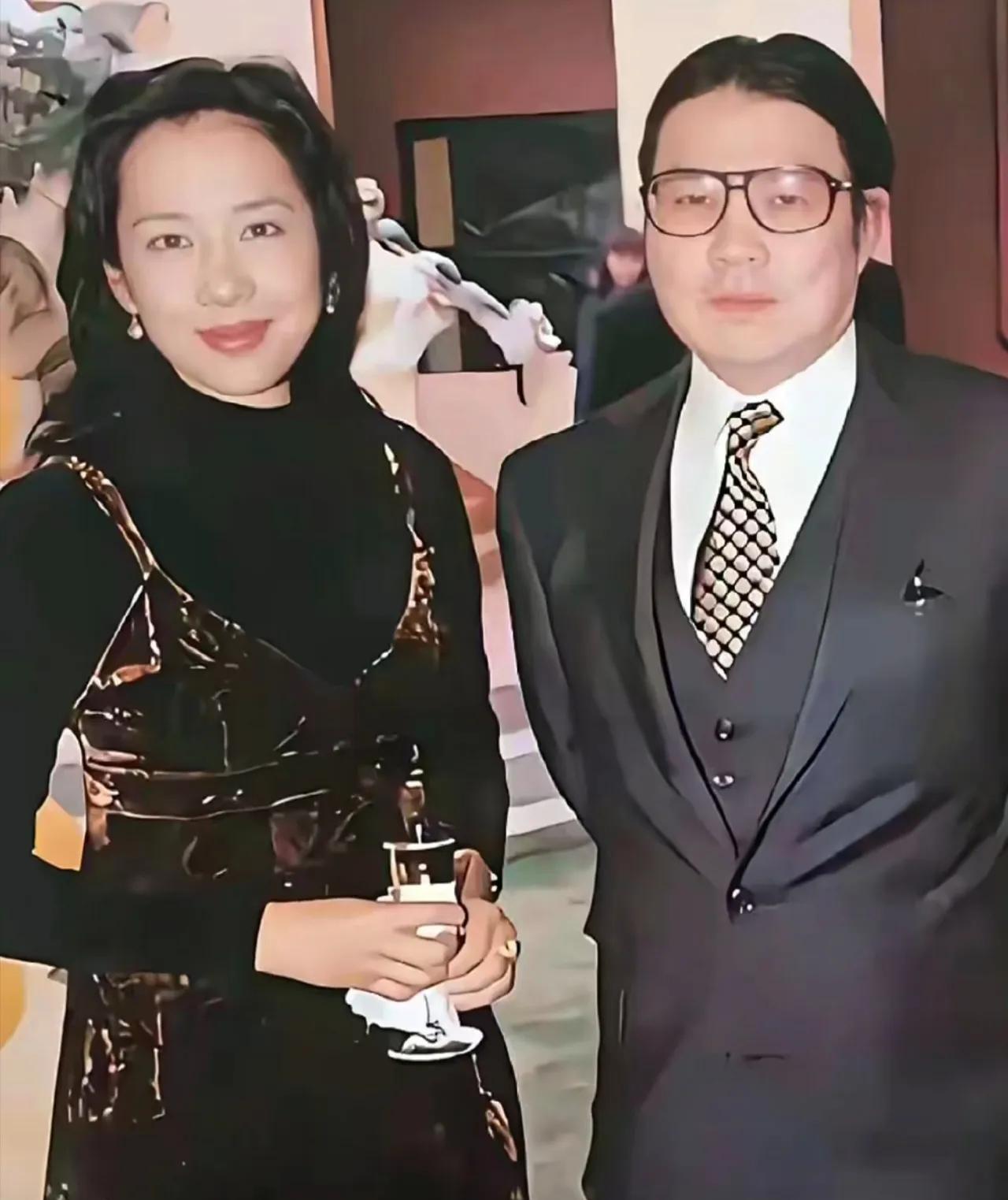 这张照片中的朱玲玲，彼时已嫁入霍家数年。她与霍震霆成婚之后，陆续诞育了三个儿子