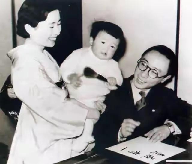 溥杰与妻子嵯峨浩及大女儿慧生。溥杰是溥仪之弟。伪满洲国时期，被关东军送往