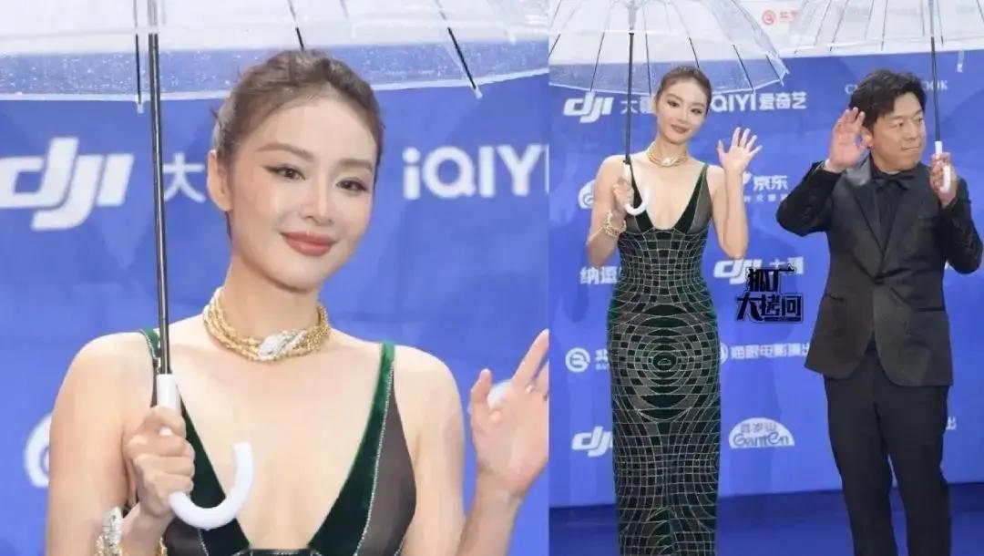 4月16日北影节开幕下雨，红毯秒变照妖镜。舒淇穿翡翠绿新中式套装，走路带风，