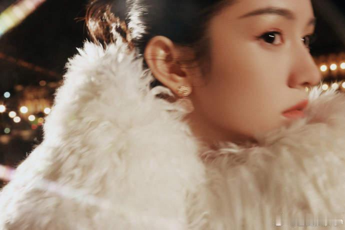 周也内娱免检大光明周也的大光明造型真的把清冷又大气的气质拿捏得死死的！清冷的