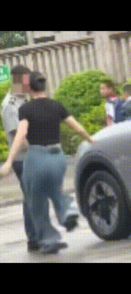 保安怒扇女车主耳光，全网都在探讨到底是谁的错。事情发生在福建，一女车主与保安