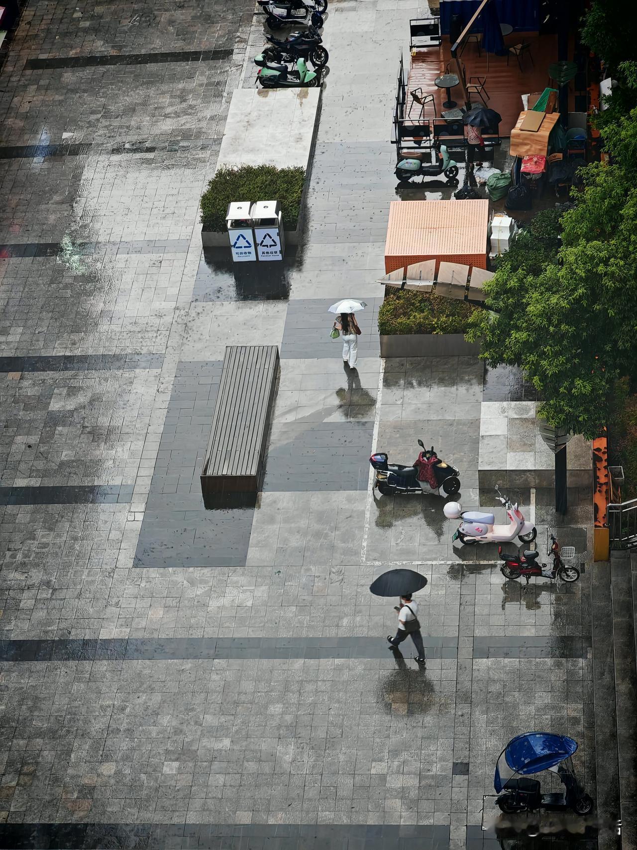 超级大喜讯，重庆下大雨啦，断崖式大降温要来了，此刻北碚城区已经是大雨倾盆，而且明