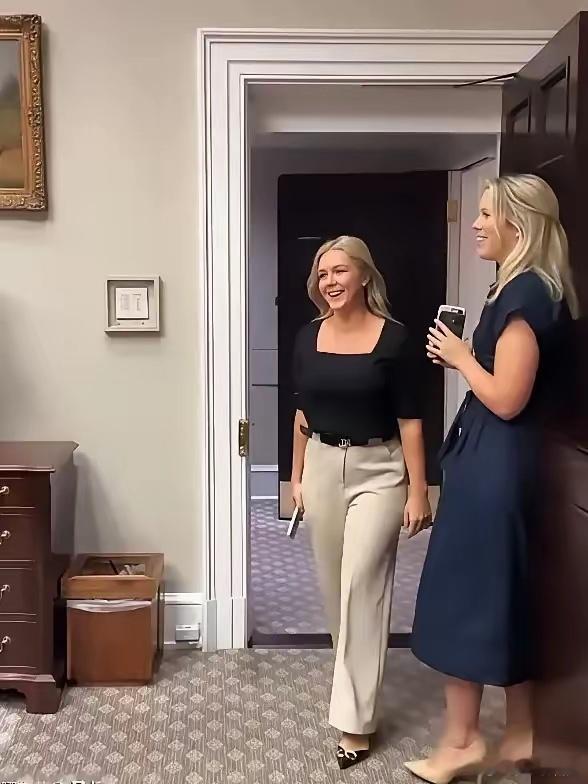 白宫金发碧眼的发言人卡罗琳。她今年28岁，有60的丈夫，有一个周岁的孩子，是川普