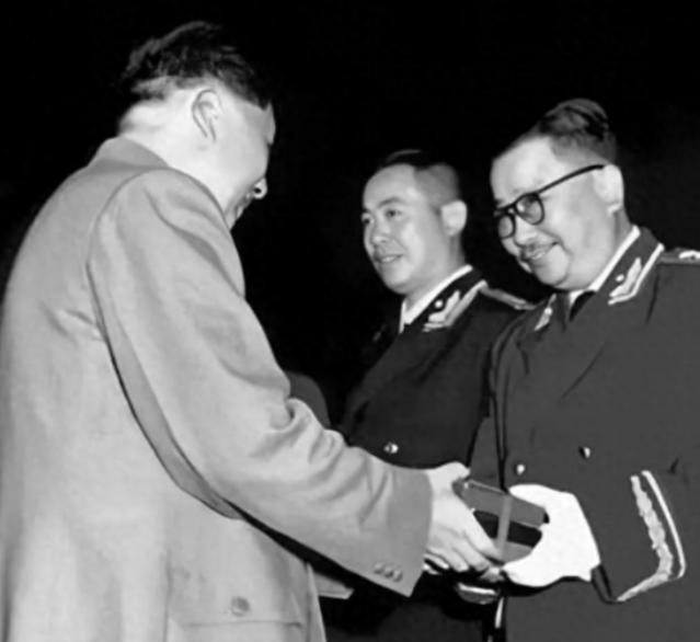 1949年，李克农突然笑问毛主席：“主席，你知道美国总统每天上班后的第一件事是什