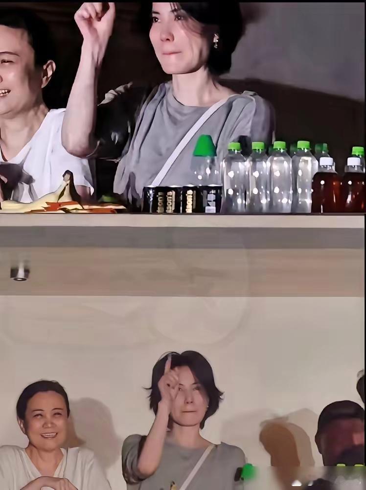 王菲在机场被拍前，先把手里的矿泉水商标撕了才抬头走路。没人提醒，纯肌肉记忆。一瓶