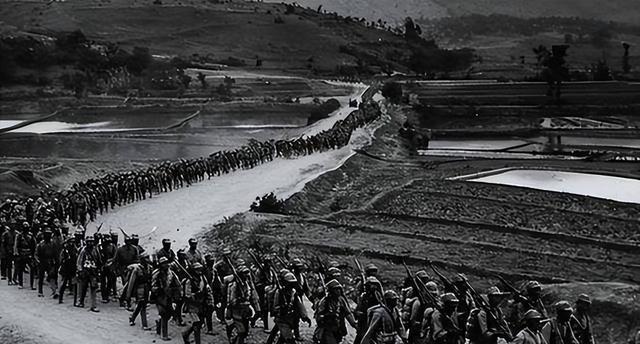 1937年，甘肃万佛峡，马家军将一个老道吊起来，还当着他的面，把一个小道士开膛破