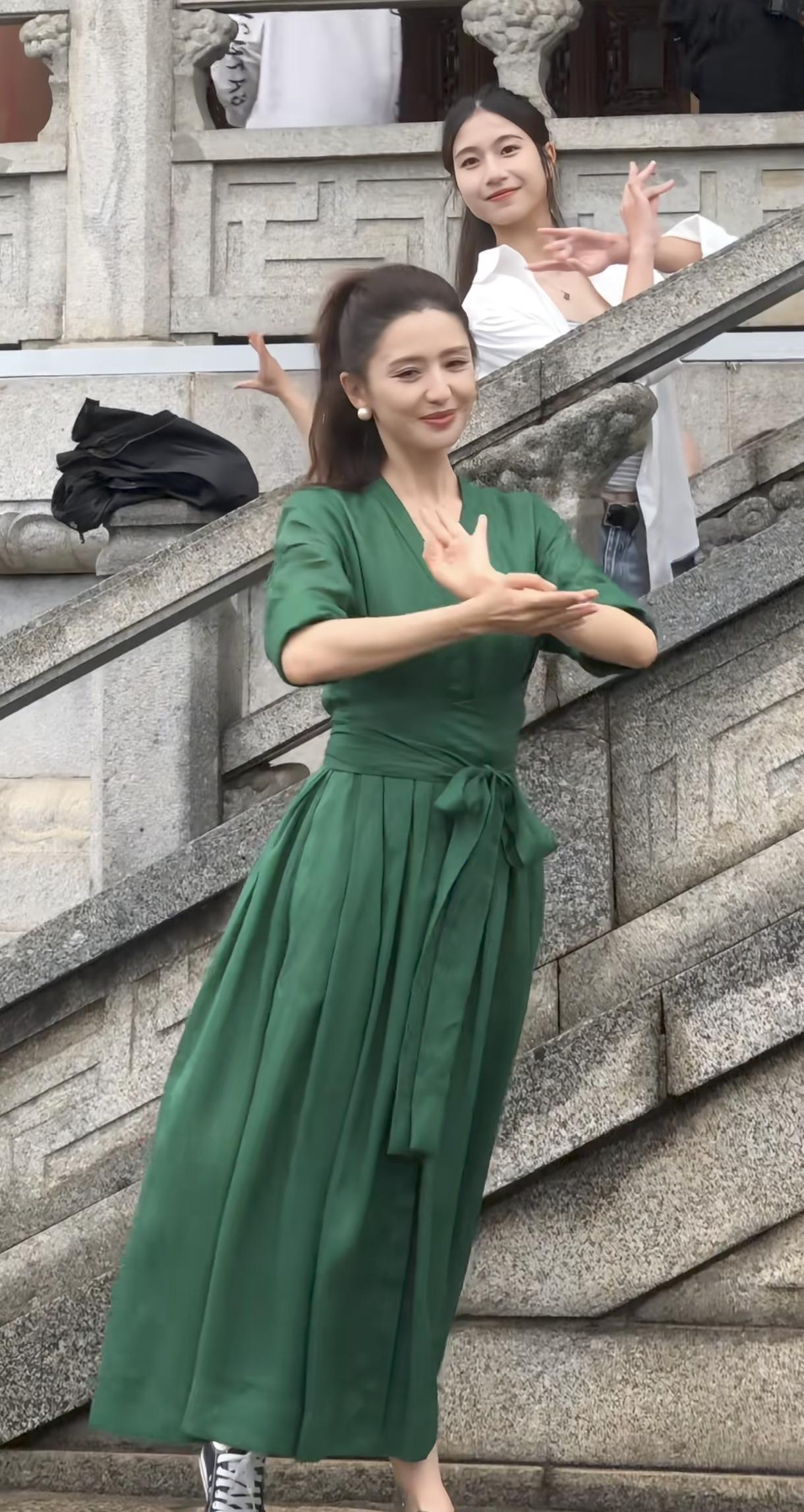 身姿曼妙，佟丽娅离婚后反而状态很好。上综艺节目她说自己只有八十几斤，九十不到的，