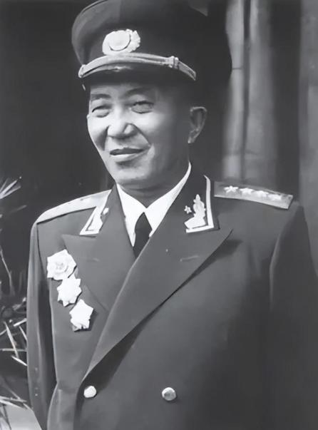1966年3月18日，60岁的罗瑞卿将军从3楼纵身跳下，当场血流不止。消息传出，