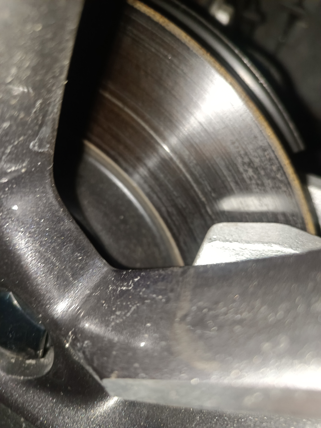 半年5000公里刹车盘磨成这样半年5000公里的新车刹车盘磨成这样，打算去找4