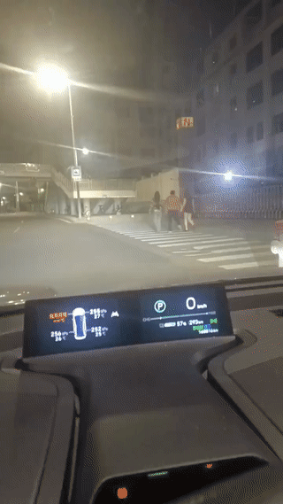 一名男子手牵手竟然牵着两个女人一起过马路？这三个人都是什么关系？真是让人有点