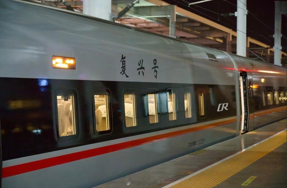 国庆这客流量大的把双控系统丙级公务车都拉出来跑临客了。公务车小知识:1.公务