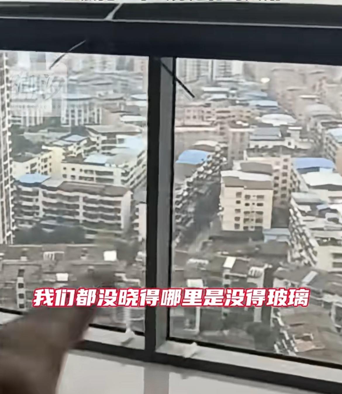 四川一业主带着孩子去新房查看装修进度，完全没有注意到窗户竟然没有安装玻璃，小孩在