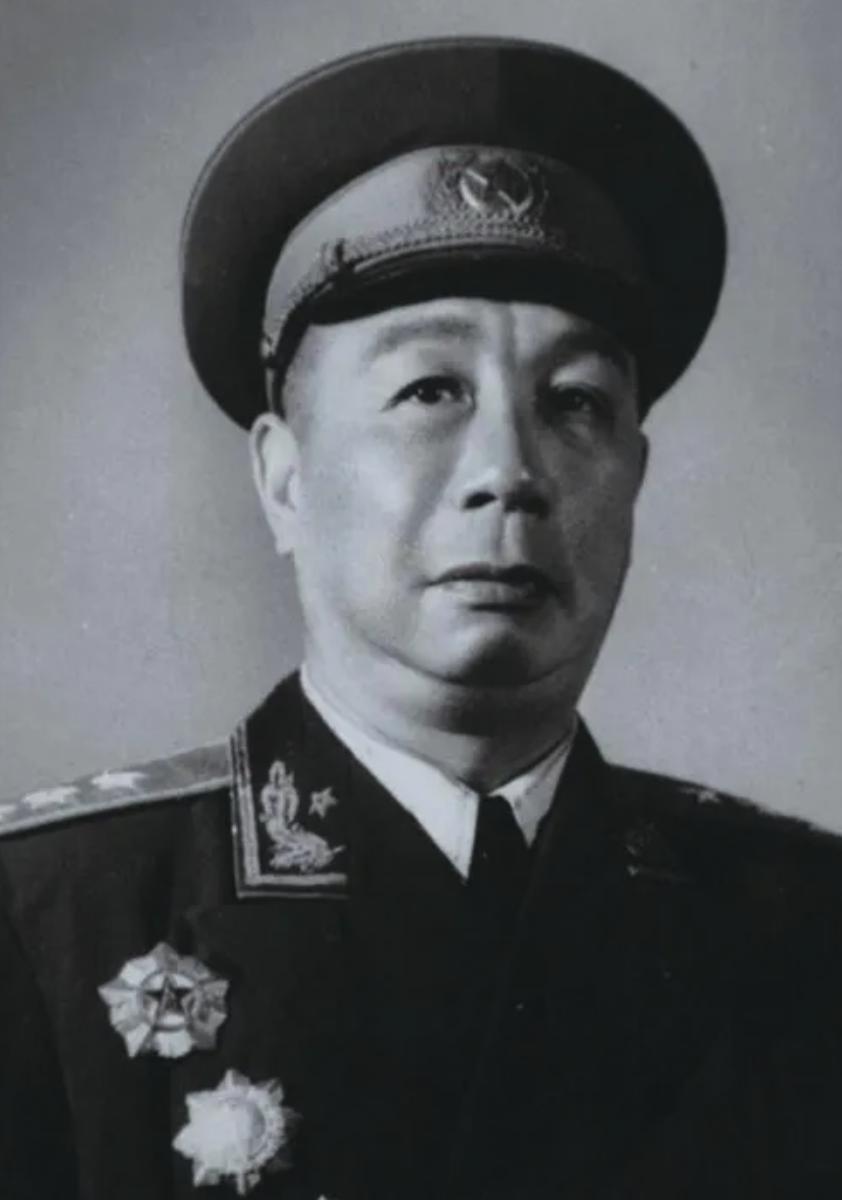 1937年，陈士榘抓了个日军俘虏。押解路过悬崖时，俘虏突然发难，死死抱住他，嘶吼