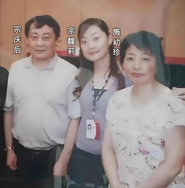 对比宗庆后和妻子施幼珍、女儿宗馥莉的合照，再看他和杜建英，明显前者更像一家人，他