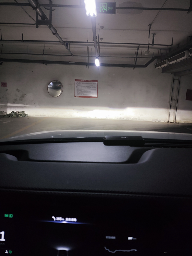 蔚来es6车灯一高一低正常吗车灯一高一低正常吗？几个月前前杠被别人刮蹭了，换了