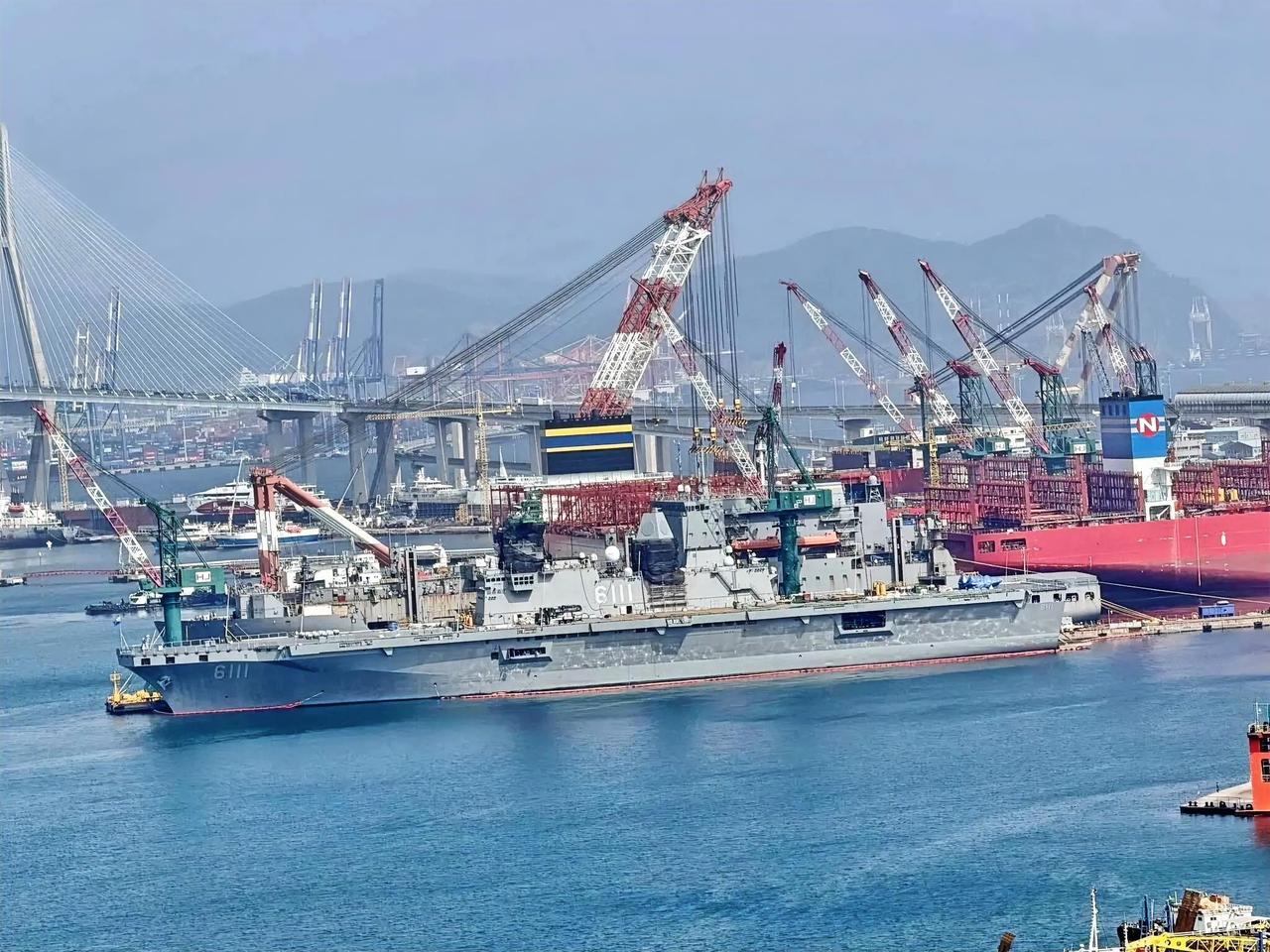 这是韩国海军独岛级两栖攻击舰首舰独岛号，目前正在韩国釜山影岛区的HJ重工釜山造船