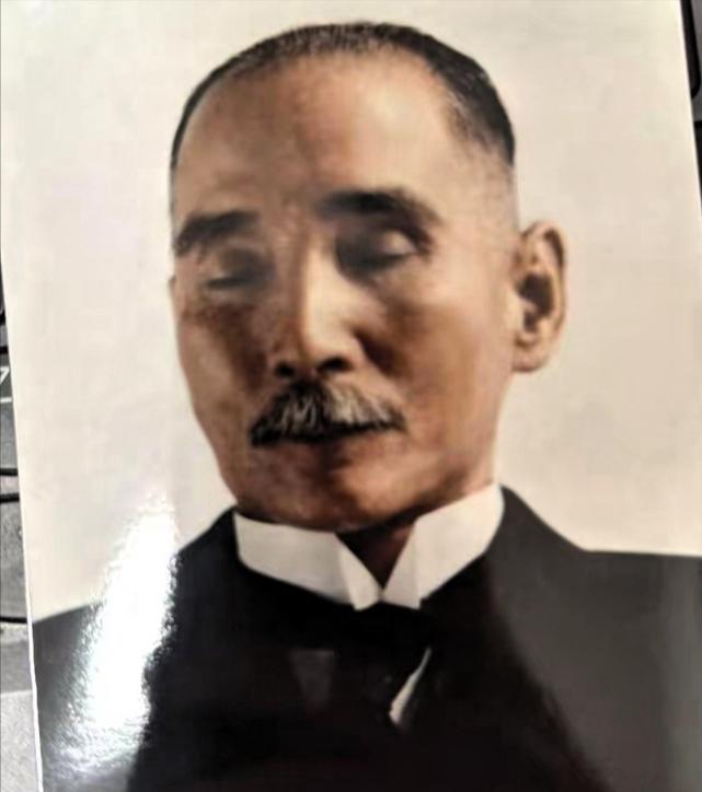 1925年，孙中山于北平协和医院逝世，其逝世后一小时，好友拍下遗照。北京铁狮子胡