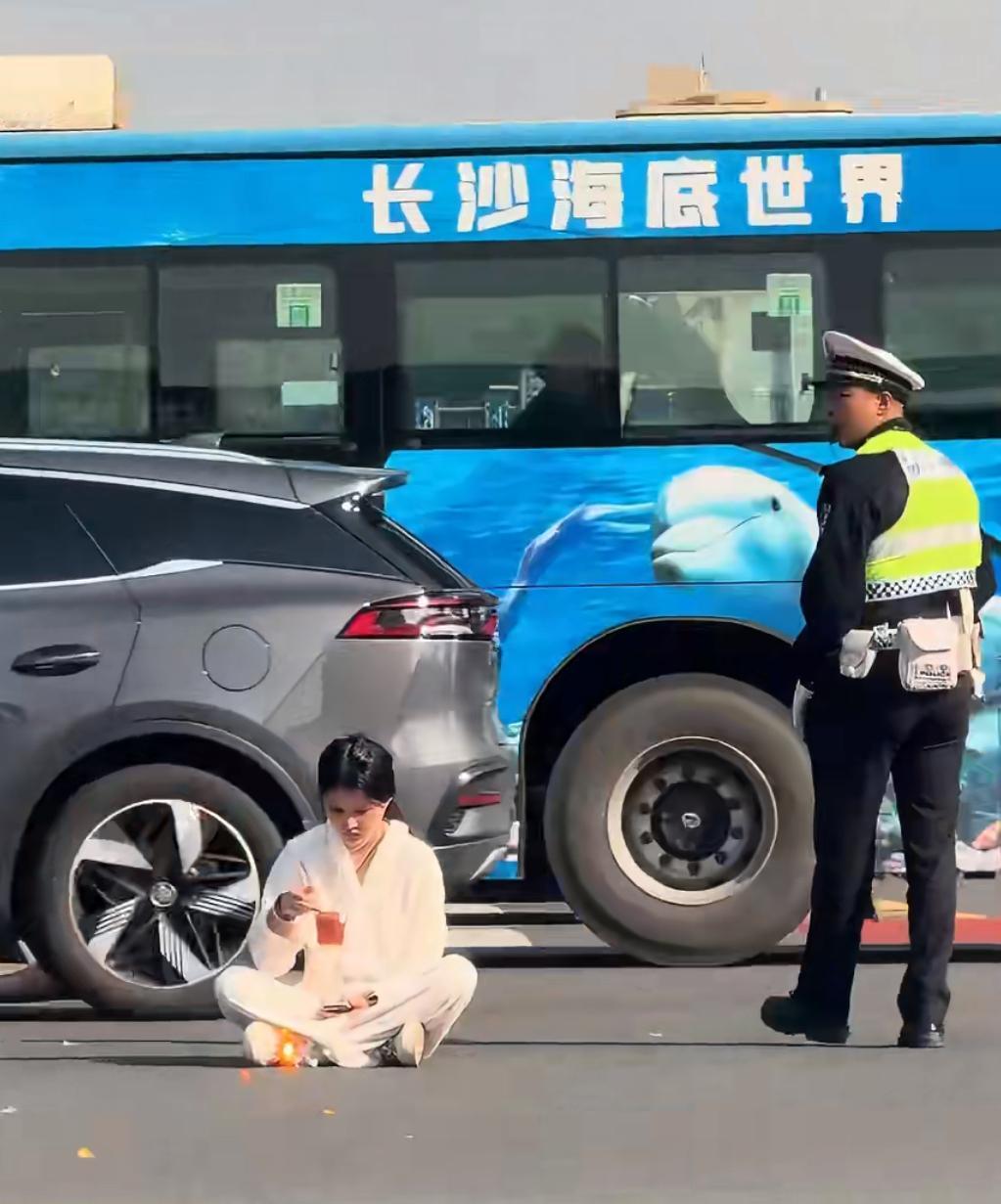 长沙坐在马路中间修行的的小仙女，一边悠闲喝着茶，这是哪根筋搭错了吗？盘腿坐在一条