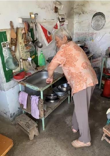 我越来越嫌弃我妈了。她70岁退休金6500，还存了几十万。可她把日子过得像被面包